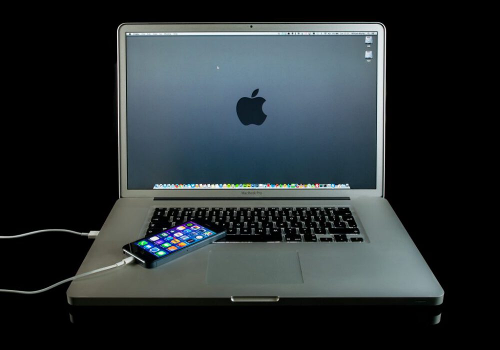 Hacked Charging Cables Send Data Wirelessly